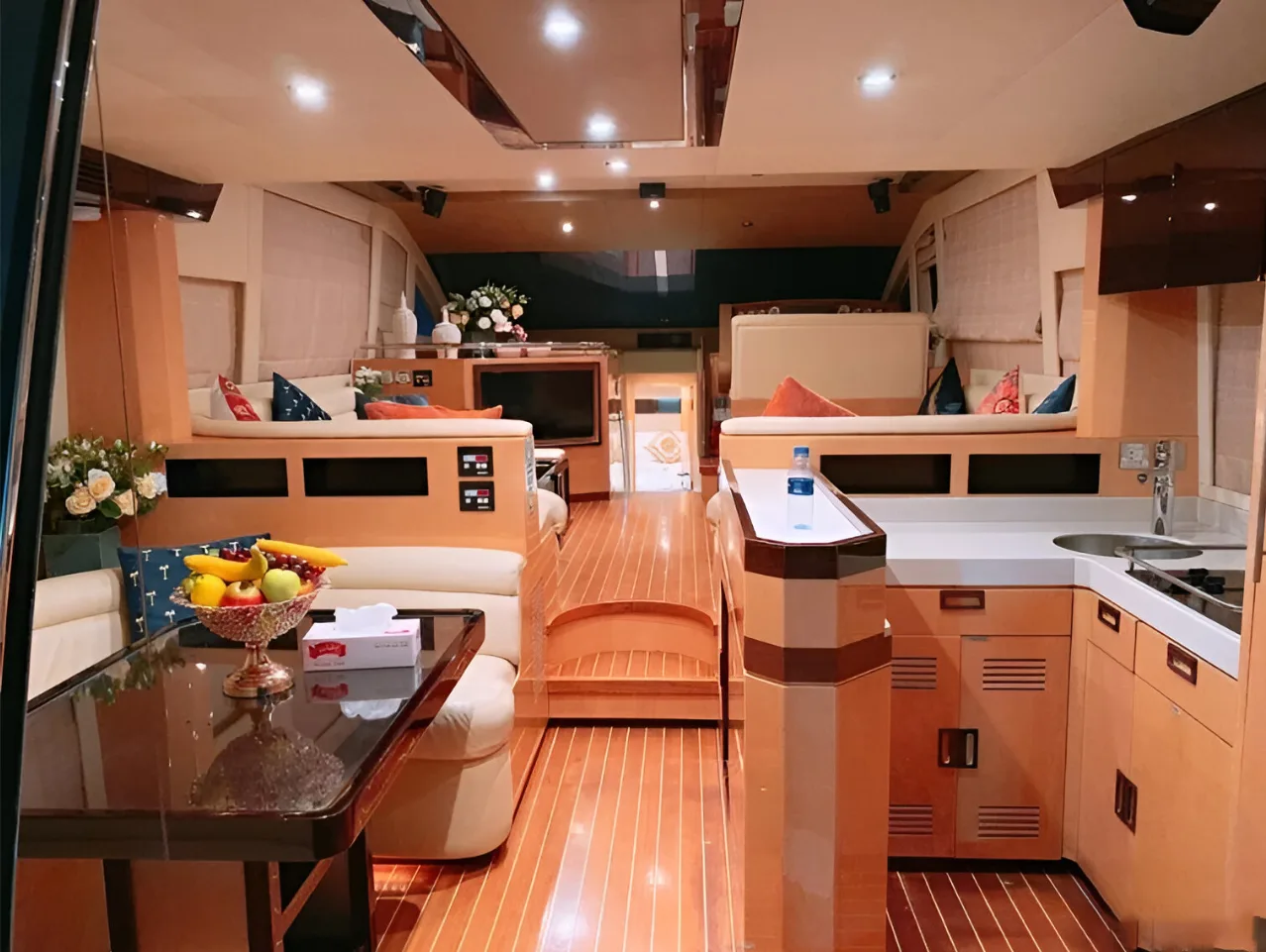Majesty 66 Ft Yacht — 2